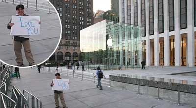 AppleStore 5th Ave Heiratsantrag